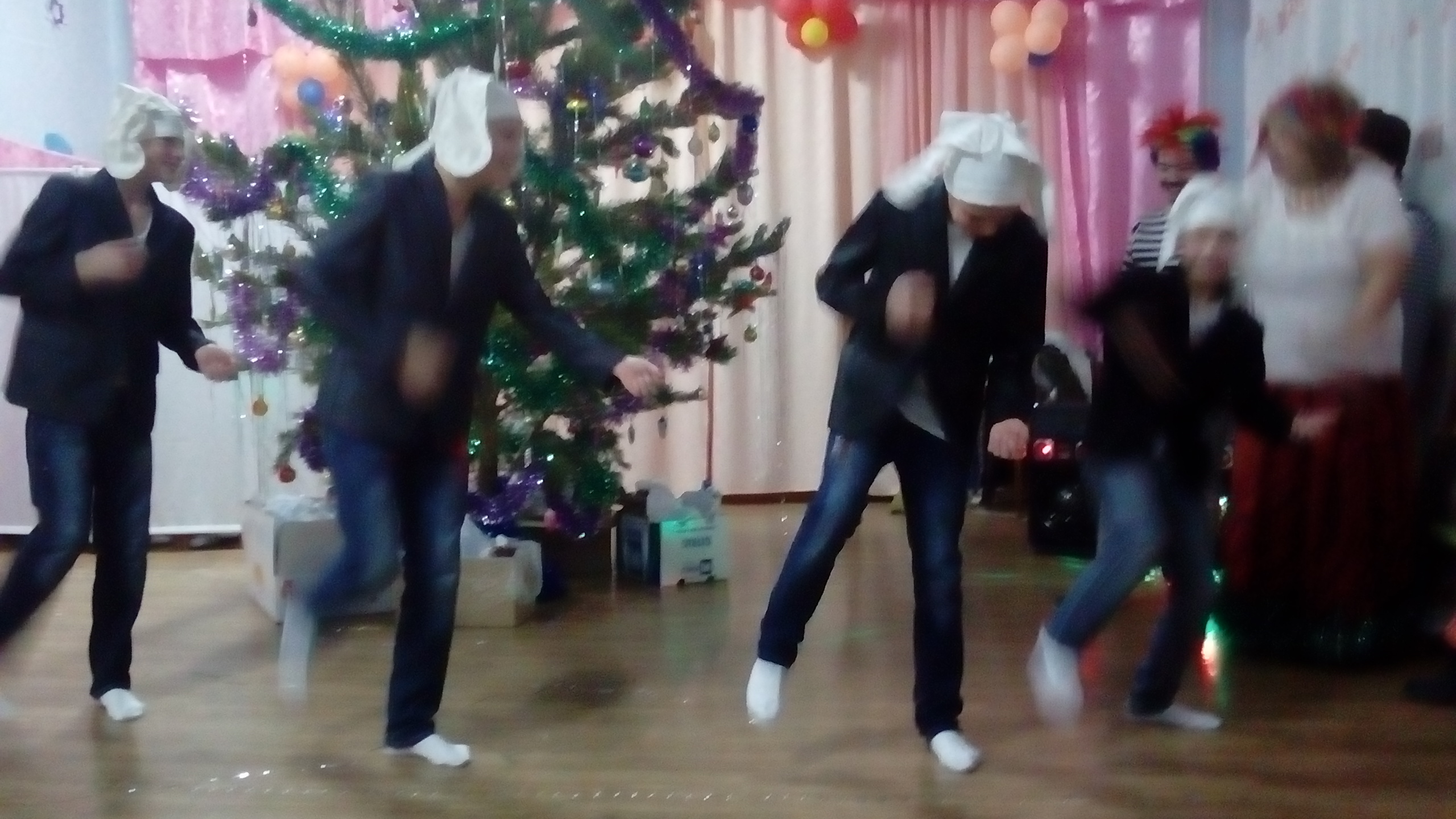 Новогодний танец мальчиков-зайчиков группа "Семейка"